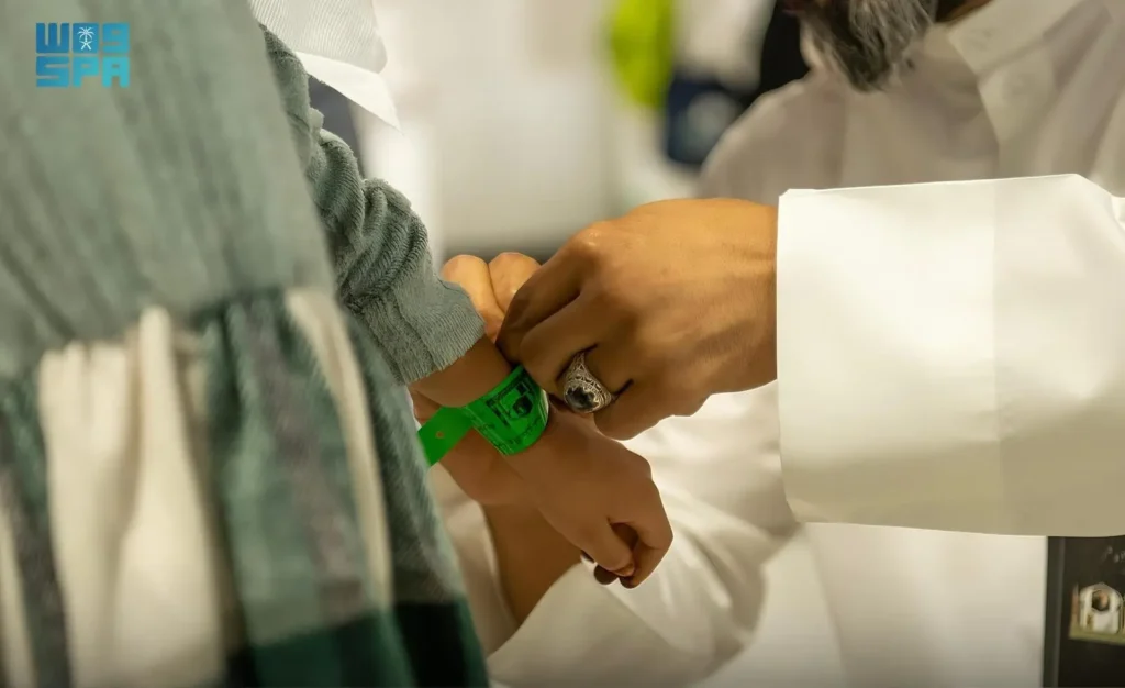 Perangkat Gelang Identifikasi Anak di Pintu Masuk Masjidil Haram